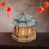 Vue en surplomb sur une étagère du puzzle 3D en bois la Lanterne Impériale Chinoise avec des lampions rouges