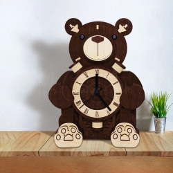 Vue sur une étagère en bois du puzzle 3D L'Ourson Horloge - Mr Cassse-Tête