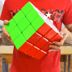 Vue du Cube géant pédagogique 3x3 dans les mains d'un adulte dans une classe d'école - Mr Casse-Tête