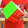 Vue du Cube géant pédagogique 3x3 dans les mains d'un adulte dans une classe d'école - Mr Casse-Tête