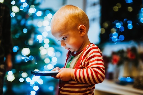 bébé regardant un téléphone mobile